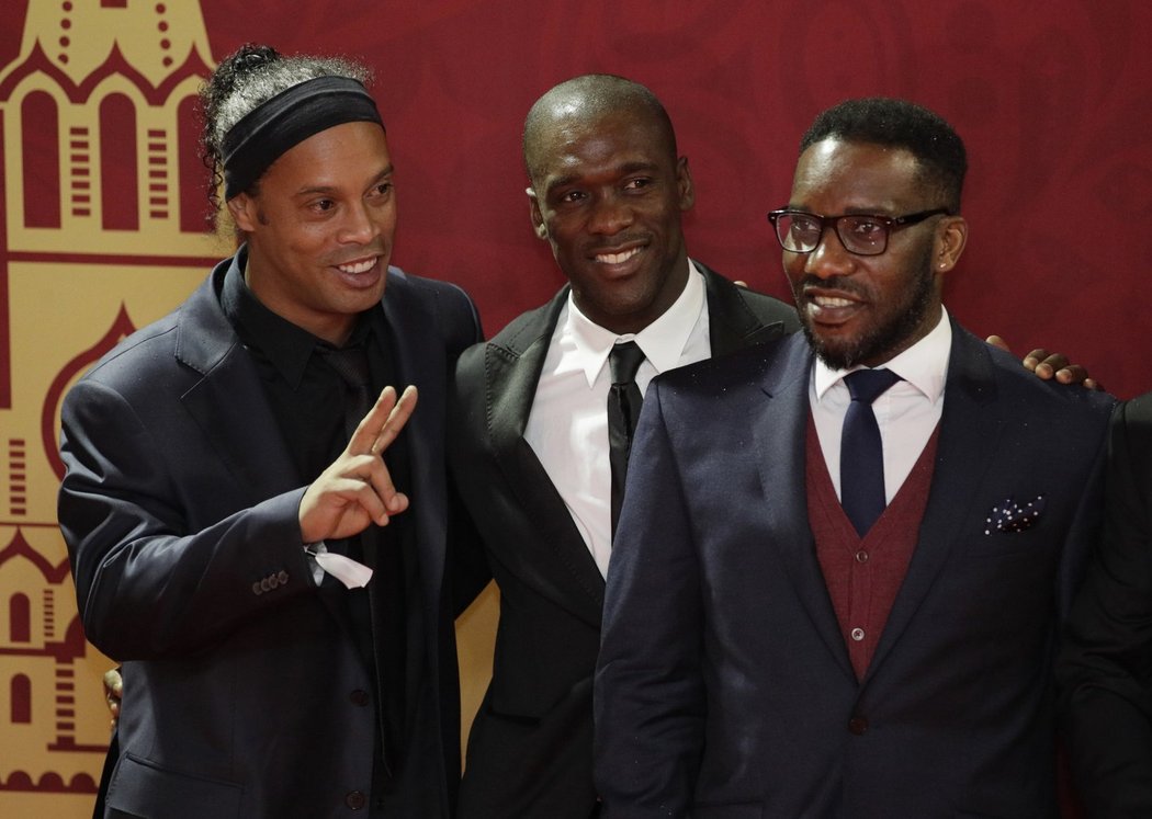 Fotbalové legendy zleva Ronaldinho, Seedorf a Okocha