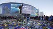 Ke stadionu Cardiffu fanoušci nosí stovky květin a vzpomínkových předmětů
