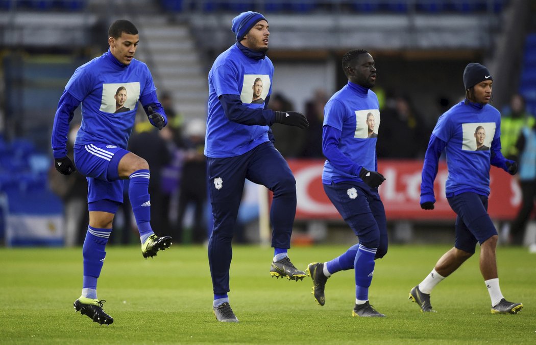 Fotbalisté Cardiffu vyběhli na rozcvičku v tričkách s portrétem Emiliana Saly