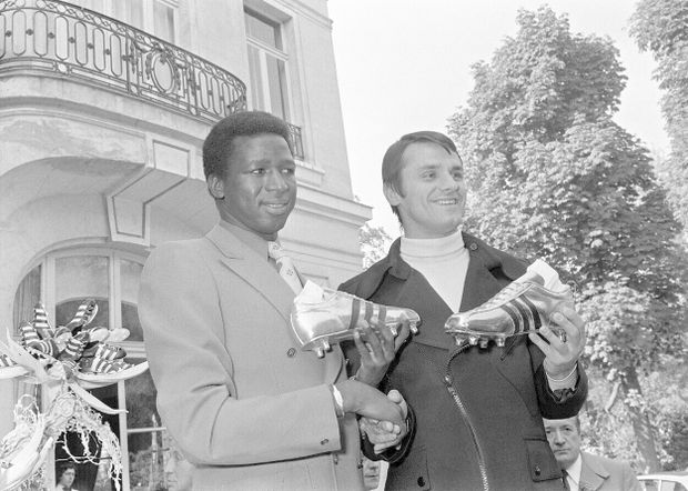 Salif Keita (vlevo) na společně fotce s Josipem Skoblarem Salif Keita (vlevo) na společně fotce s Josipem Skoblarem