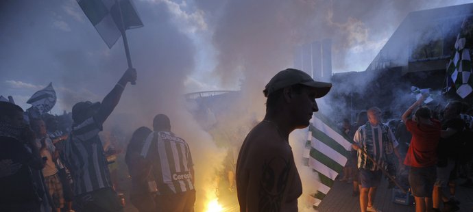 Fanoušci fotbalistů Slavie a Bohemians 1905 společně 16. července protestovali před stadionem Slavie v Praze. Chtěli tak vyjádřit nesouhlas se stěhováním Bohemians 1905 do Edenu.