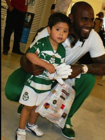 Obránce mexického Santosu Laguna se fotí s malým fanouškem, zapomněl ovšem na obsah své igelitky...
