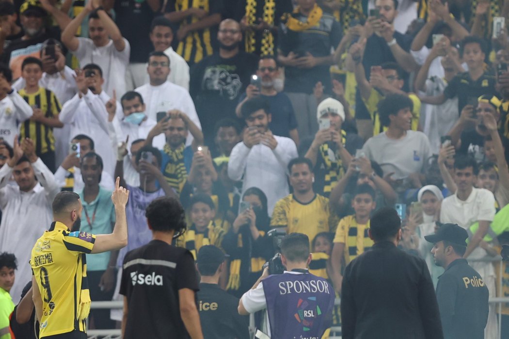 Karima Benzemu vítalo na stadionu téměř 60 tisíc lidí
