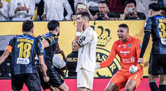 Ronaldo z penalty vystřelil fanouškovi mobil. Soupeř mu pak slavil do obličeje Ronaldo z penalty vystřelil fanouškovi mobil. Soupeř mu pak slavil do obličeje
