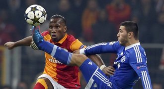 Galatasaray s Drogbou remizoval s Schalke, Milán zaskočil Barcu