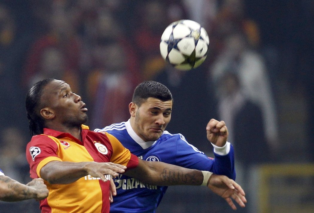 Didier Drogba v hlavičkovém souboji.