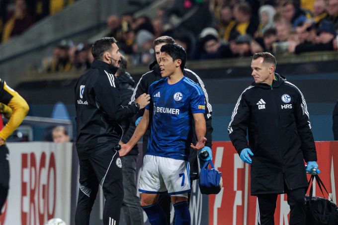 Výbuch vzteku při ostudě Schalke! Hwang odstrčil rozhodčího i vlastního fyzioterapeuta Výbuch vzteku při ostudě Schalke! Hwang odstrčil rozhodčího i vlastního fyzioterapeuta