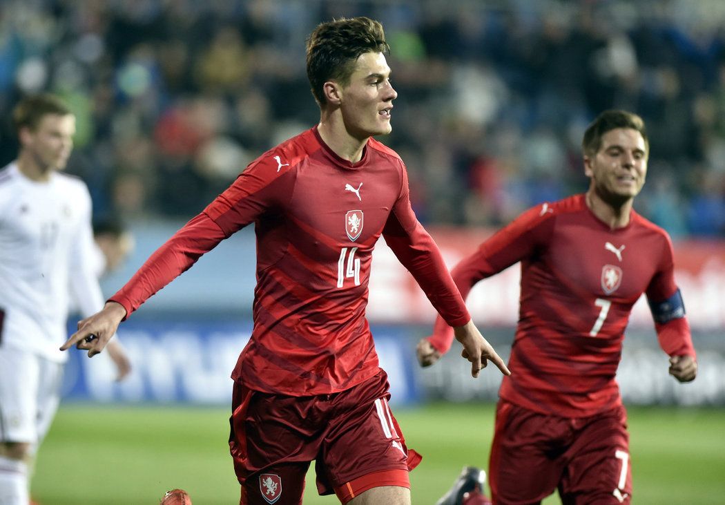 Čeští fotbaloví reprezentanti do 21 let slaví branku do sítě Lotyšska, vepředu běží její autor Patrik Schick, za ním kapitán týmu Aleš Čermák