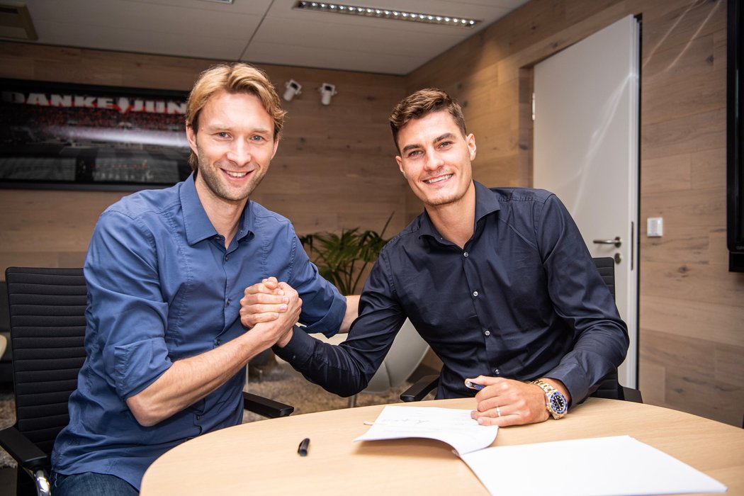 Český útočník Patrik Schick (vpravo) těsně po podepsání smlouvy v Leverkusenu