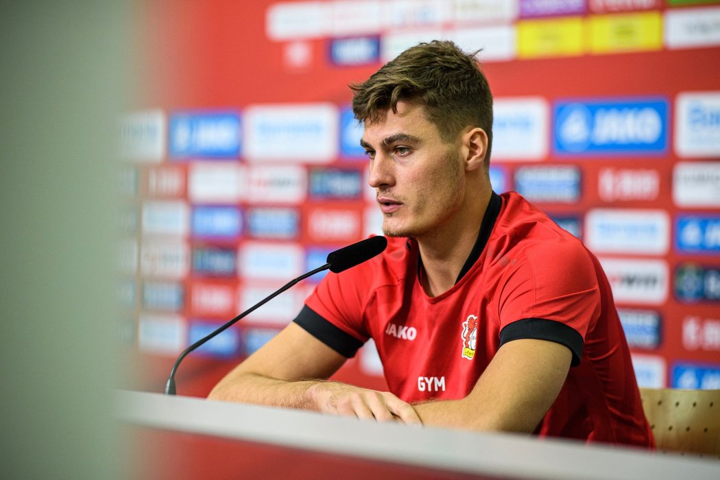 Český útočník Patrik Schick na své první tiskové konferenci coby hráč bundesligového Leverkusenu
