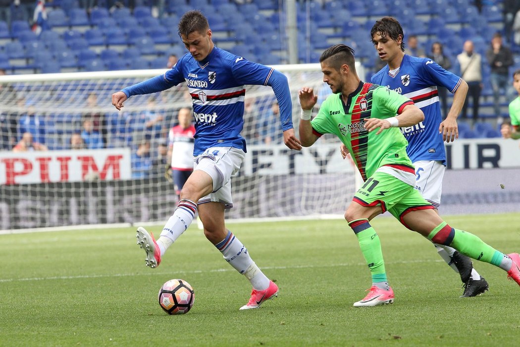 Patrik Schick v zápase s Crotone