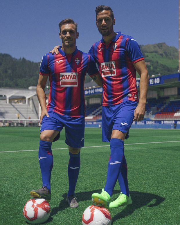 SD Eibar zvolil oproti dřívějšku jinou práci s pruhy a přidal límeček SD Eibar zvolil oproti dřívějšku jinou práci s pruhy a přidal límeček
