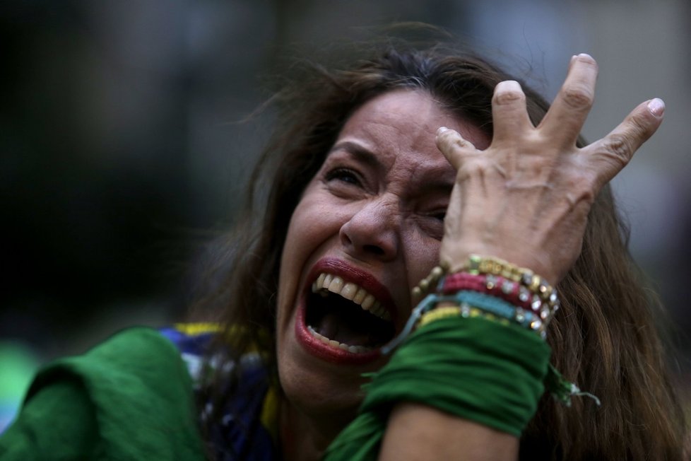 Němci rozmetali brazilský sen o zlatu z domácího fotbalového šampionátu sedmi góly.