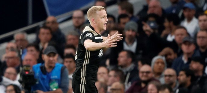 Donny van de Beek se raduje z první vstřelené branky v utkání s Tottenhamem