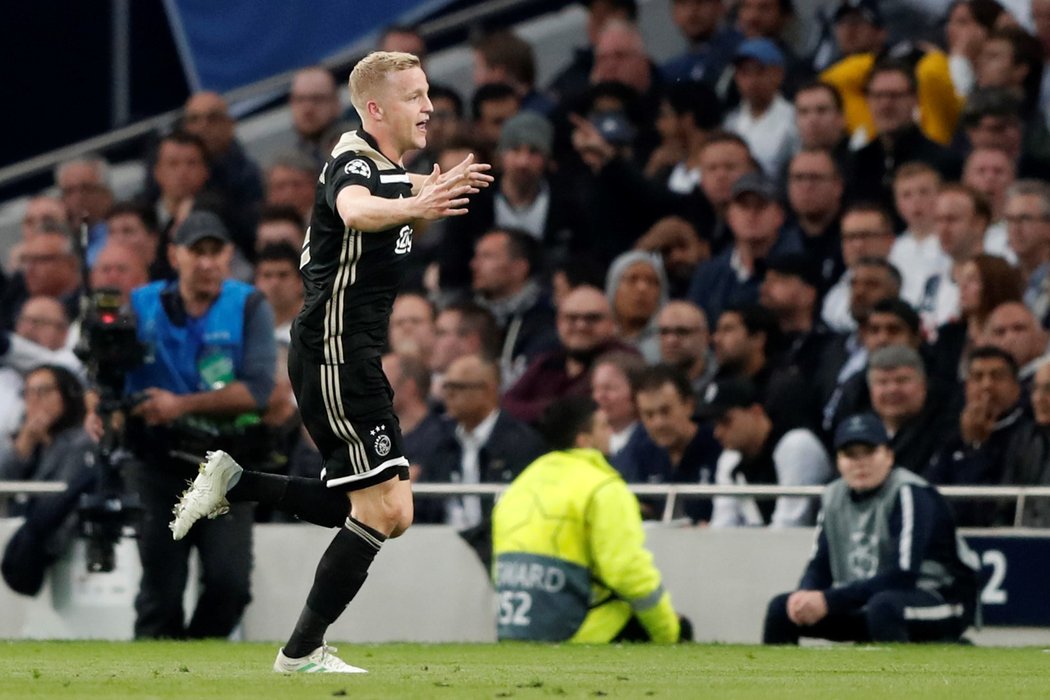 Donny van de Beek se raduje z první vstřelené branky v utkání s Tottenhamem