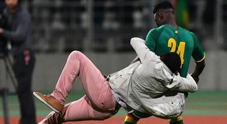 Divoké africké derby v Paříži. Divák složil hráče, sudí ukončil zápas