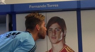 Pusa na plakát! Ramos na dálku přál Torresovi k narozeninám