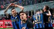 Lautaro Martinez oslavuje se svými spoluhráči z Interu Milán gól proti AC Milán