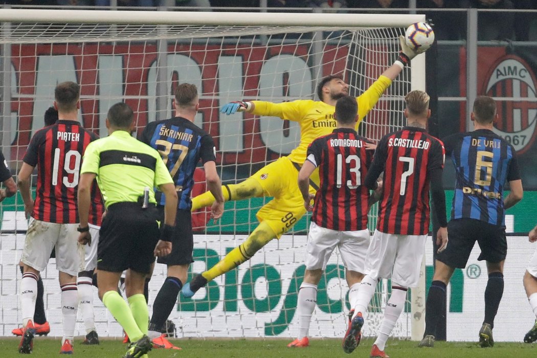 Zákrok Gianluigiho Donnarummy z AC Milán v derby proti Interu Milán