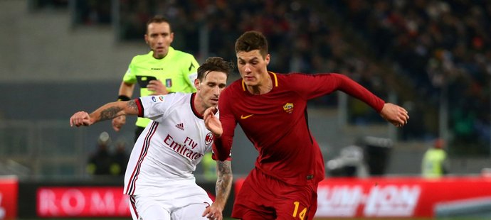 Patrik Schick v souboji s milánským Lucasem Bigliou