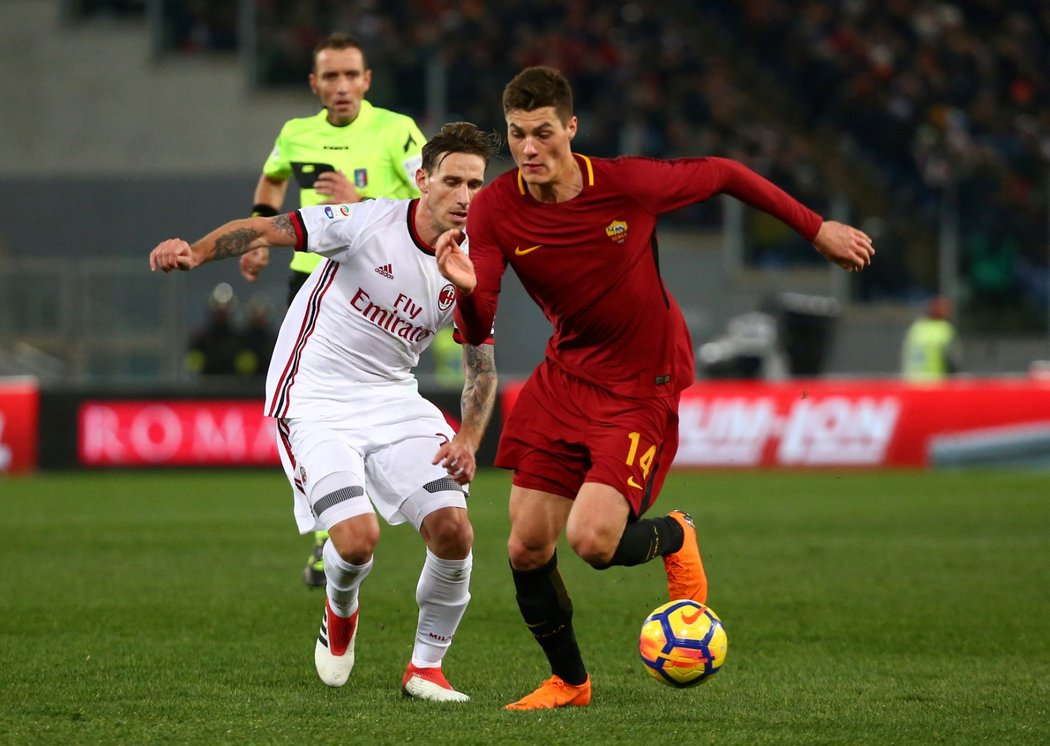 Patrik Schick v souboji s milánským Lucasem Bigliou