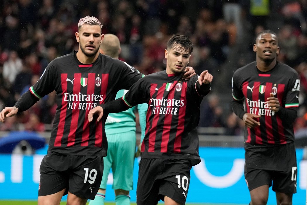 Fotbalisté AC Milán díky hattricku Oliviera Girouda smetli Sampdorii
