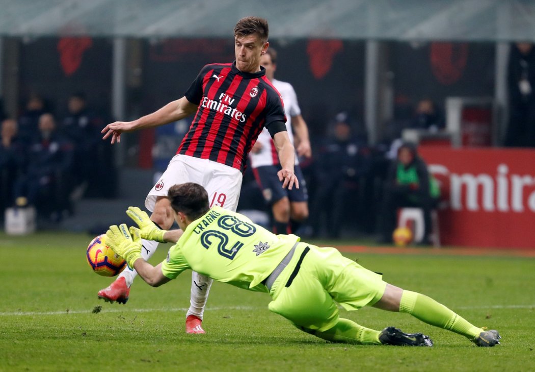 Krzysztof Piatek střílí třetí branku v zápase s Cagliari