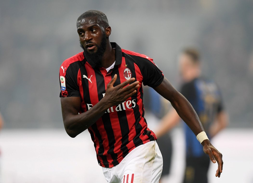 Tiemoue Bakayoko oslavuje svou branku proti Interu Milán