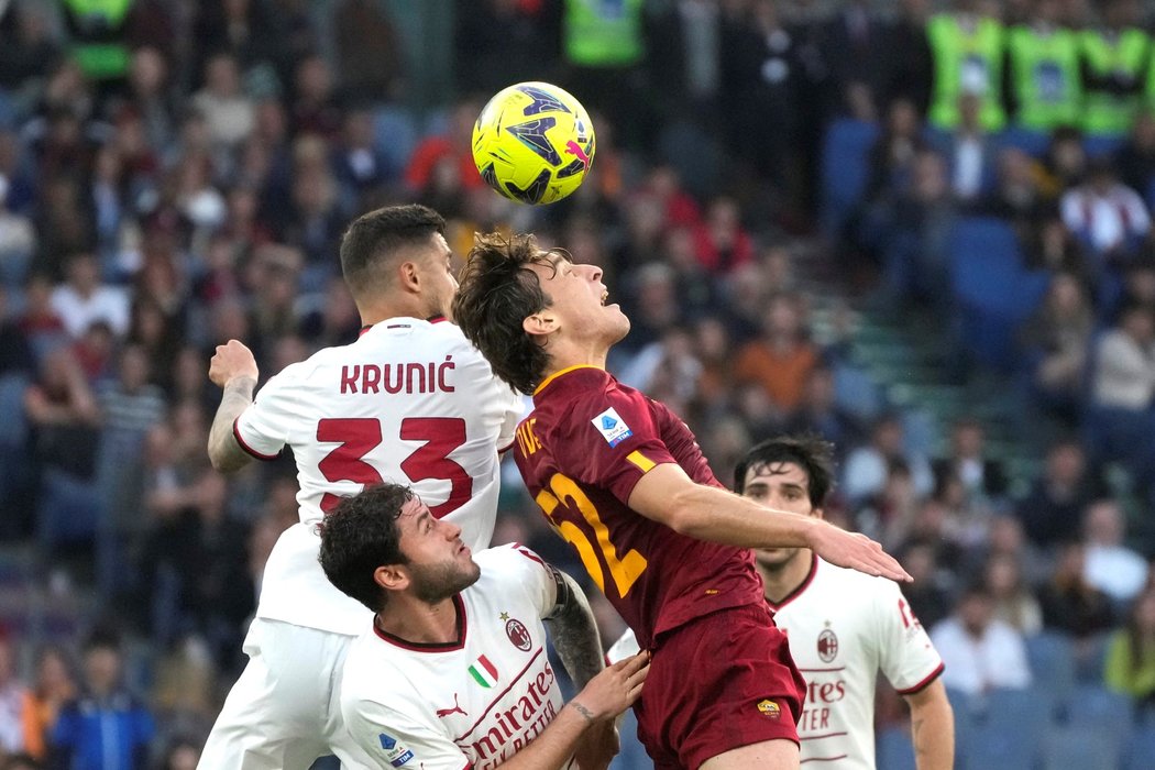 Hlavičkový souboj v duelu AS Řím proti AC Milán