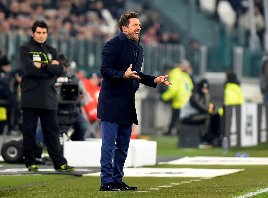 Nespokojený trenér AS Řím Eusebio Di Francesco během zápasu v Turíně