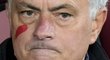 José Mourinho podpořil akci proti násilí na ženách červenou rýhou na tváři