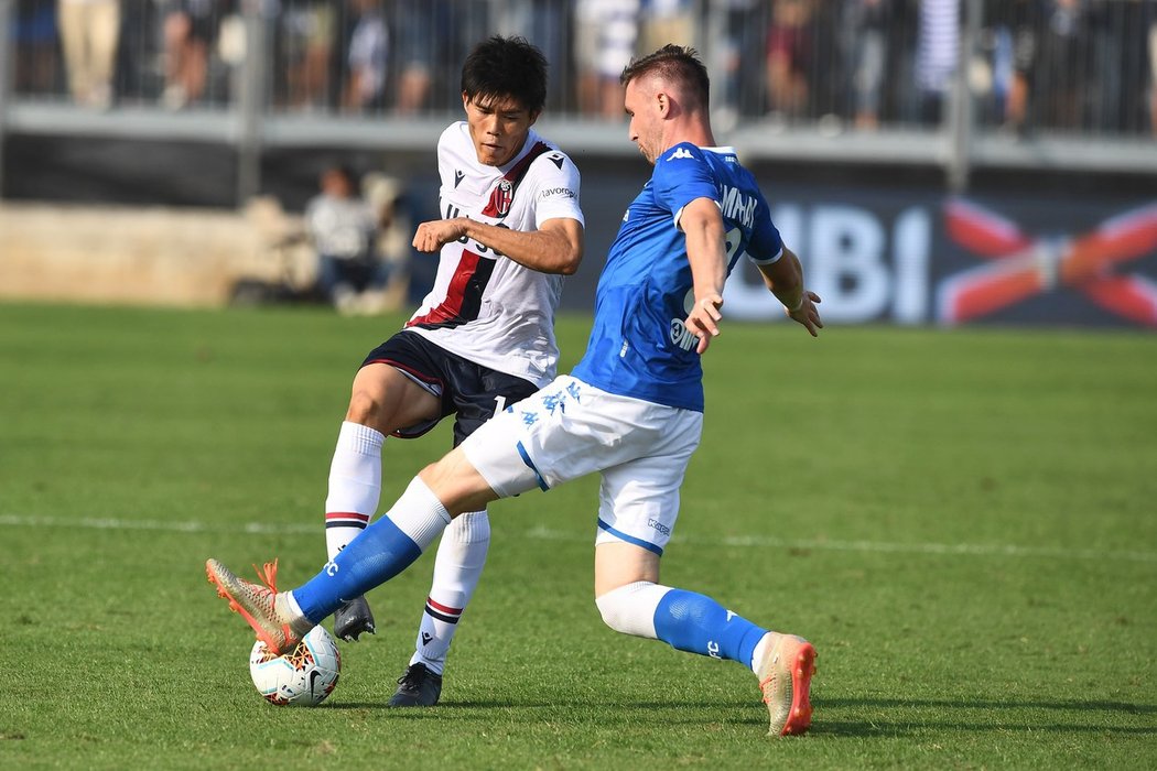 Jaromír Zmrhal v dresu Brescie (v modrém) při zápase s Bolognou