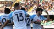 Hráči Neapole oslavují gól, který vstřelil Khvicha Kvaratskhelia