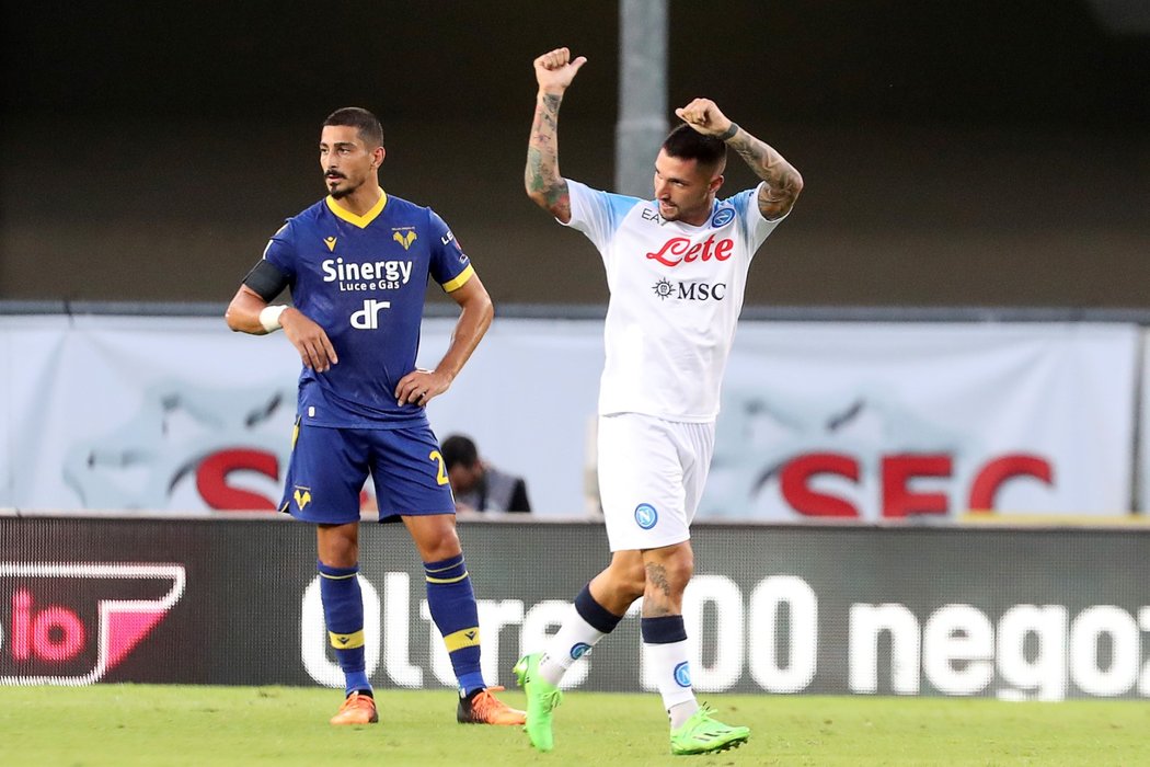 Matteo Politano z Neapole se raduje ze vstřeleného gólu proti Hellasu