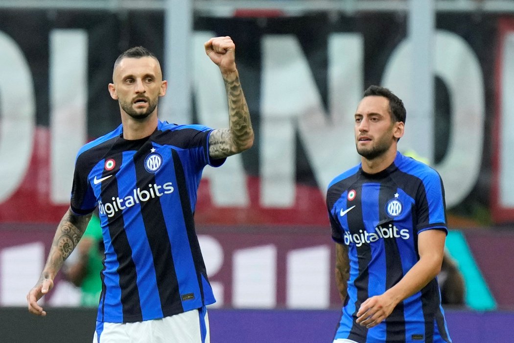 Marcelo Brozovič rozhodl v závěru o výhře Interu doma proti Turínu, vedle něj je Hakan Calhanoglu