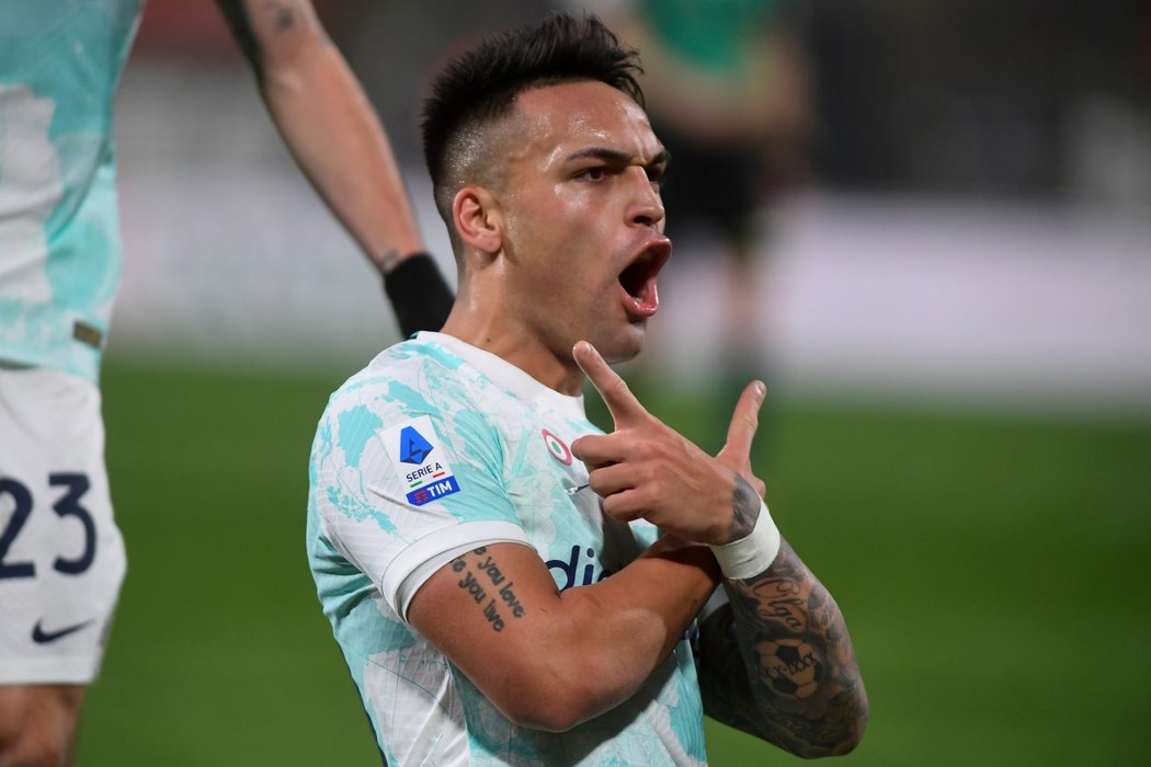 Lautaro Martinez slaví gól proti Monze