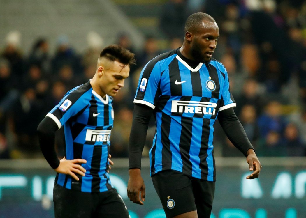 Zklamaná útočná esa Interu Milán Lautaro Martínez a Romelu Lukaku po domácí bezbrankové remíze s AS Řím