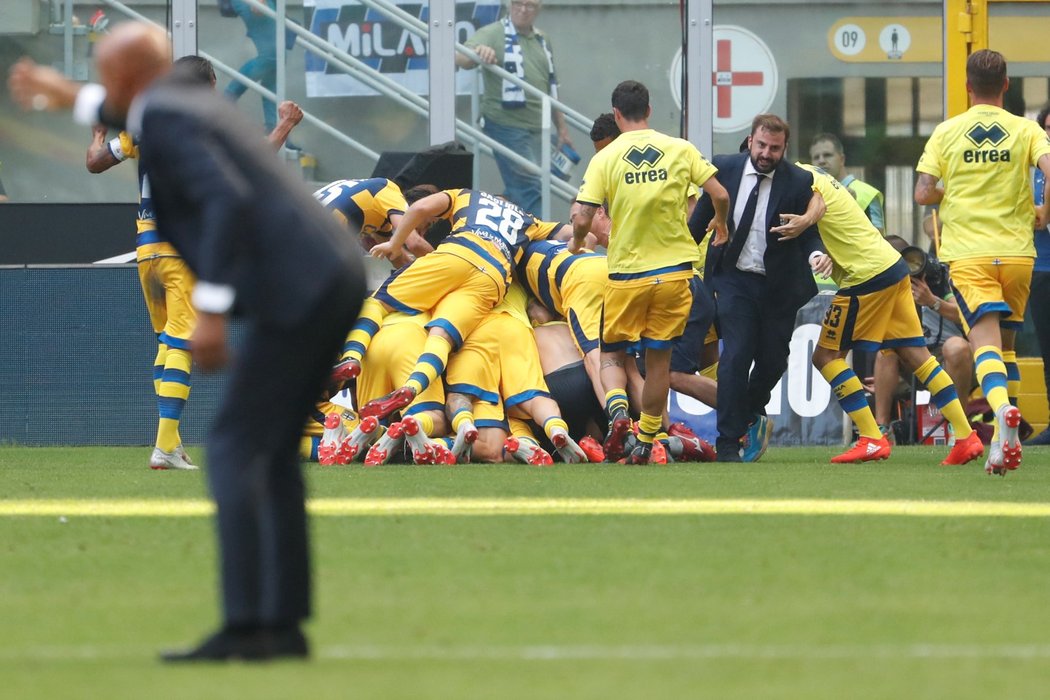 Hráči Parmy slaví jediný gól utkání na hřišti Interu Milán