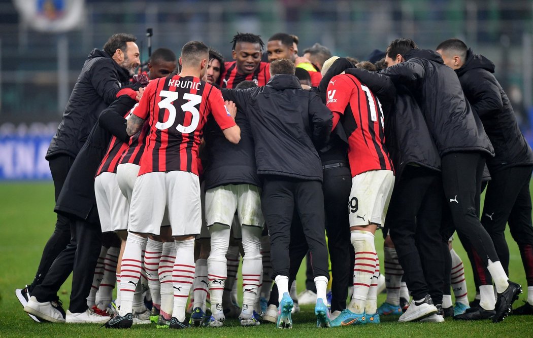 Radost fotbalistů AC Milán po výhře nad Interem