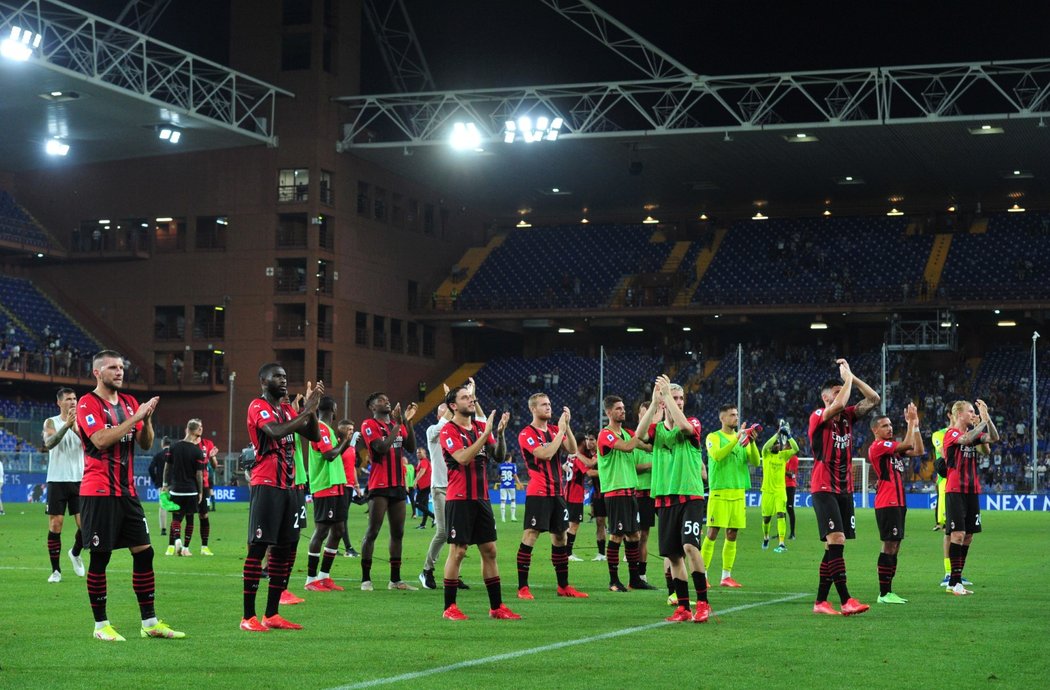 Fotbalisté AC Milán slaví výhru proti Sampdorii Janov