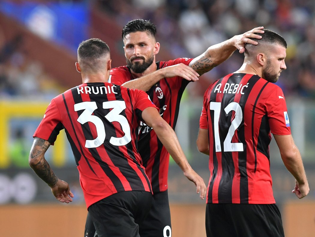 Fotbalisté AC Milán slaví výhru proti Sampdorii Janov