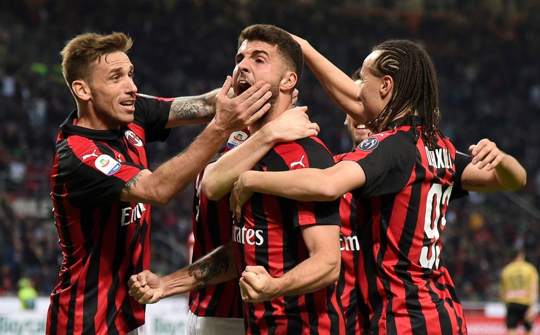 Krzysztof Piatek (uprostřed) oslavuje společně se svými spoluhráči branku AC Milán v souboji s Udine
