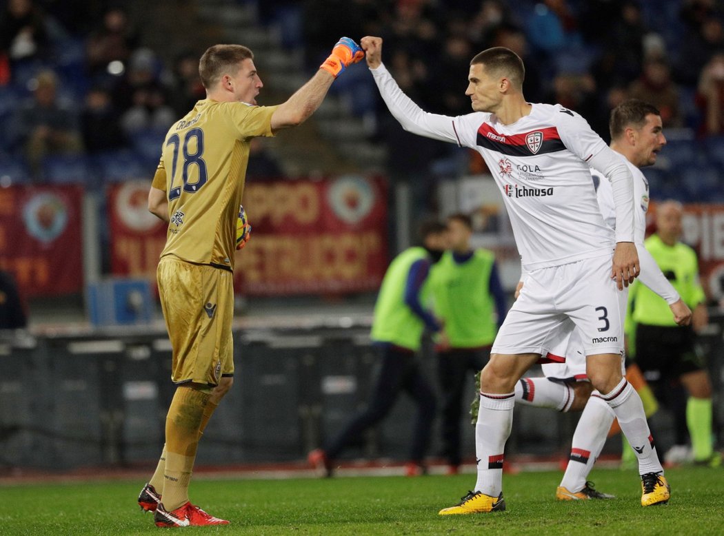 Radost hráčů Cagliari z chycené penalty gólmanem Cragnem