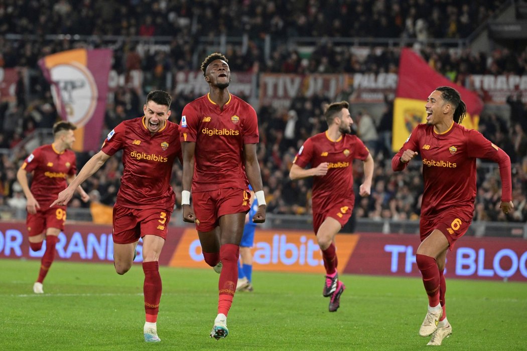 Fotbalisté AS Řím slaví gól proti Empoli