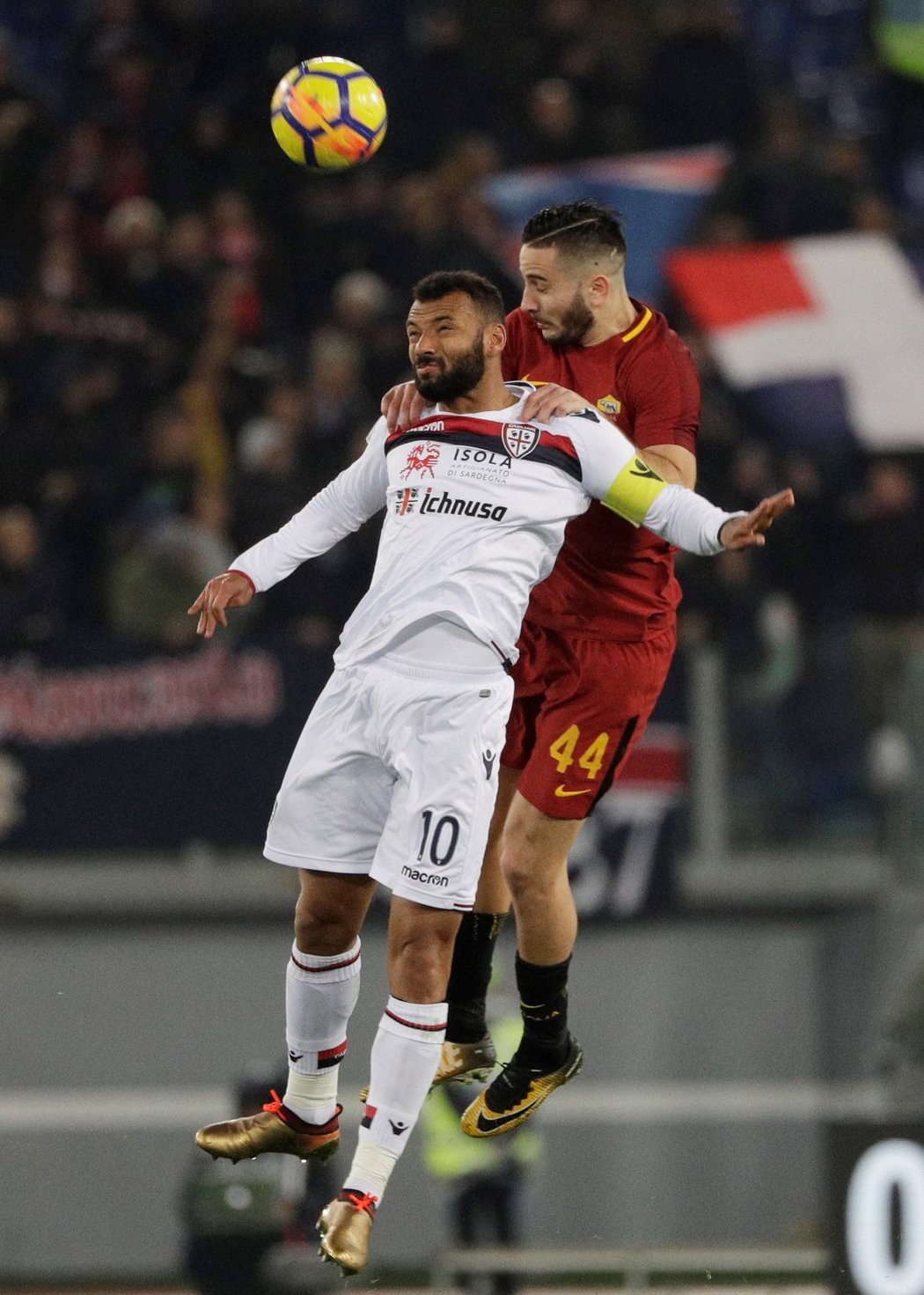 Kostas Manolas v souboji s protihráčům z Cagliari