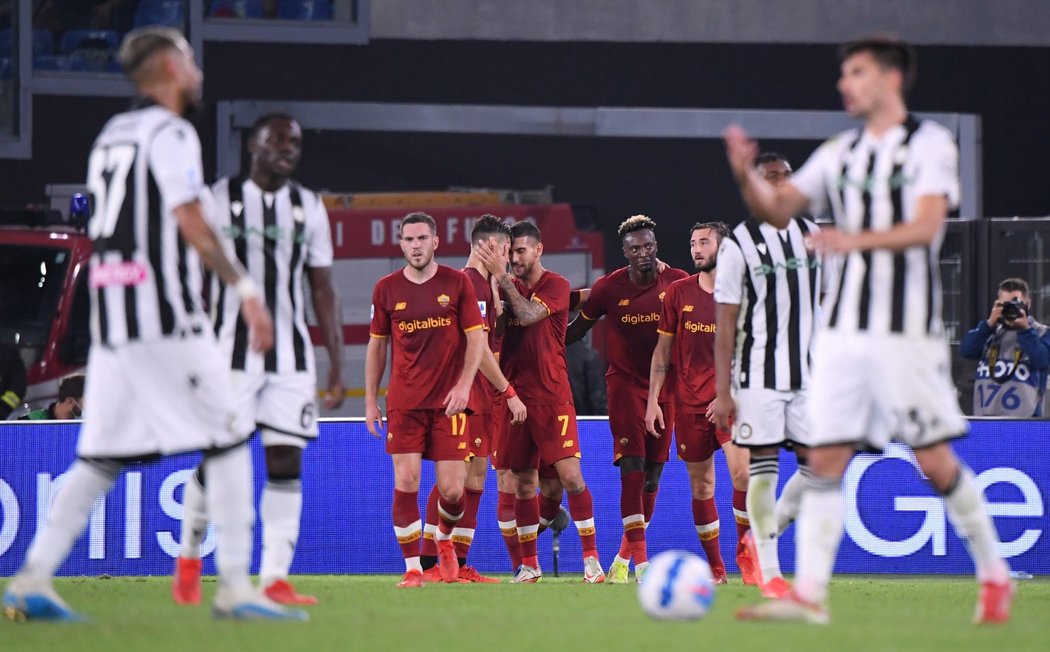 Fotbalisté AS Řím oslavují gól v utkání s Udinese