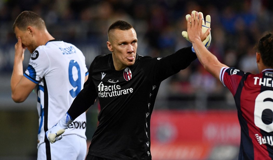 Brankář Boloni Lukasz Skorupski slaví výhru nad Interem se spoluhráčem