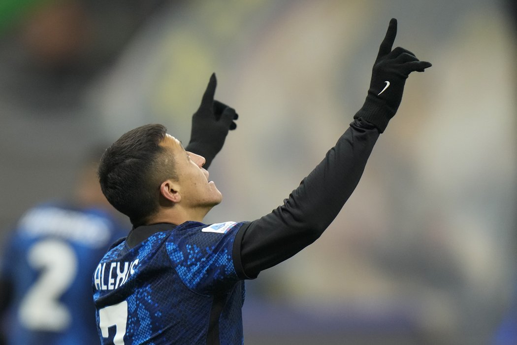 Alexis Sanchez slaví trefu proti Cagliari