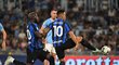 Dvojice hvězdných útočníků Interu Romelu Lukaku a Lautaro Martínez v utkání proti římskému Laziu