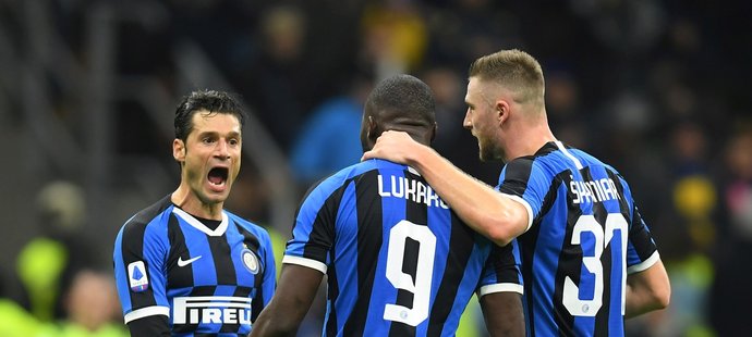 Radost fotbalistů Interu po vstřelené brance proti Janovu